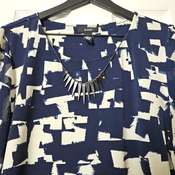 Alfani Tops - EUC Alfani blouse navy blue & off-white artsy pattern w/detachable necklace XL